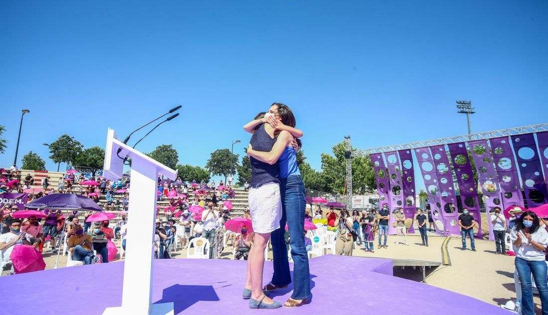 La ministra de Igualdad, Irene Montero (i) y la ministra de Derechos Sociales y candidata a secretaria general de Unidas Podemos, Ione Belara (d), se abrazan en la IV Asamblea Ciudadana Estatal de Podemos