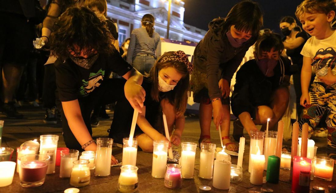 Varias personas participan en una concentración feminista en la Puerta del Sol en repulsa por todos los feminicidios.