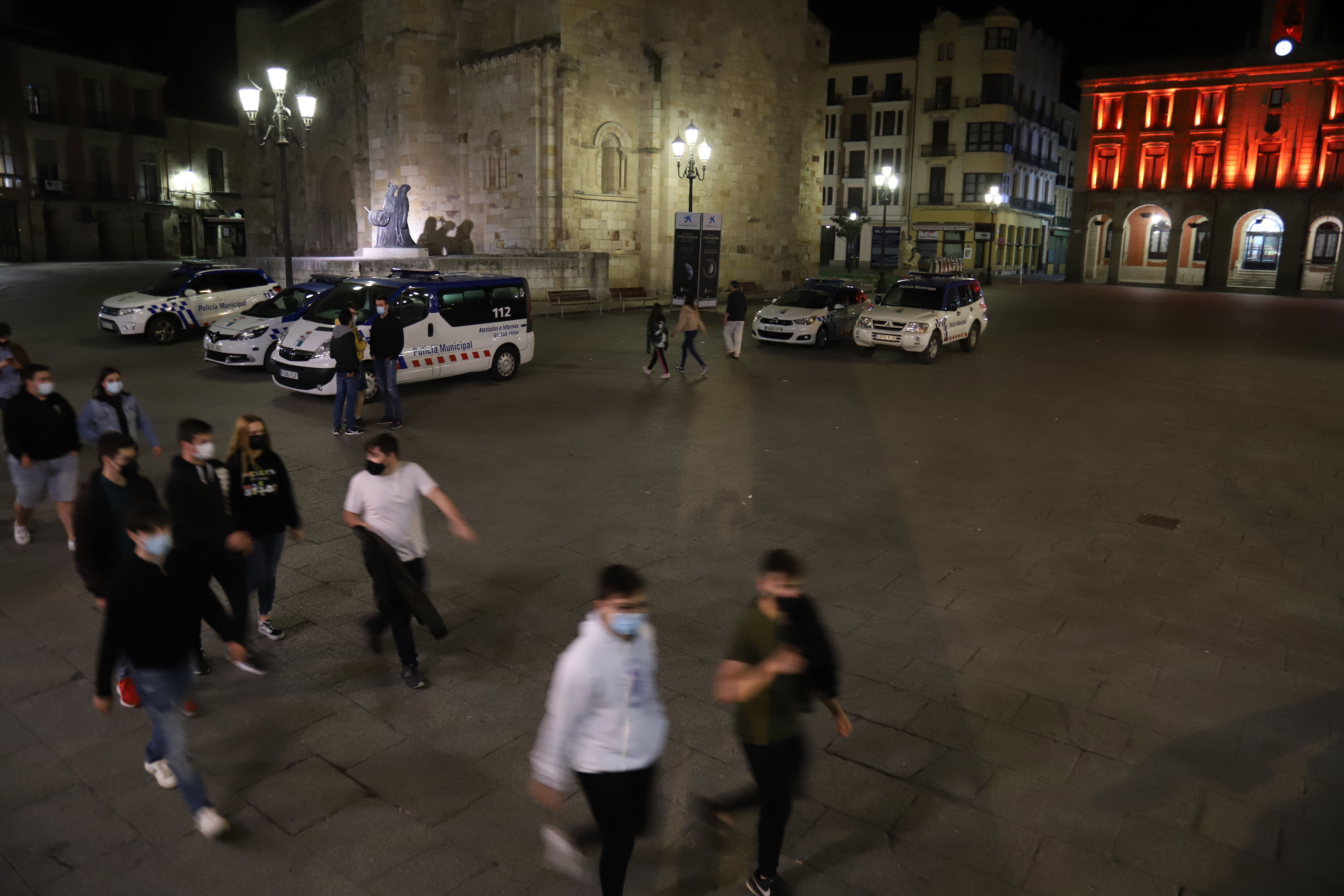  Fachada del Ayuntamiento iluminada de rojo