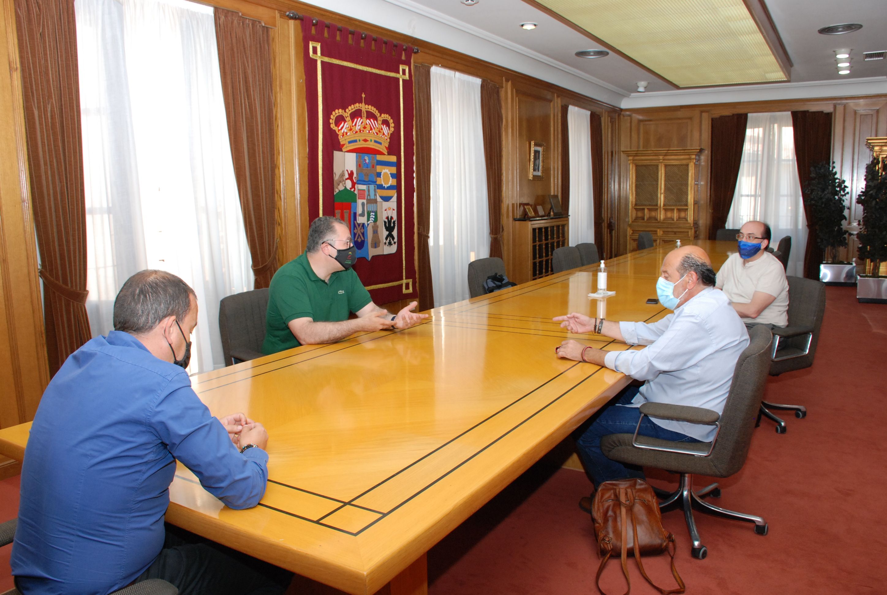 Reunión de la Diputación con el profesor Luis Mariano Esteban