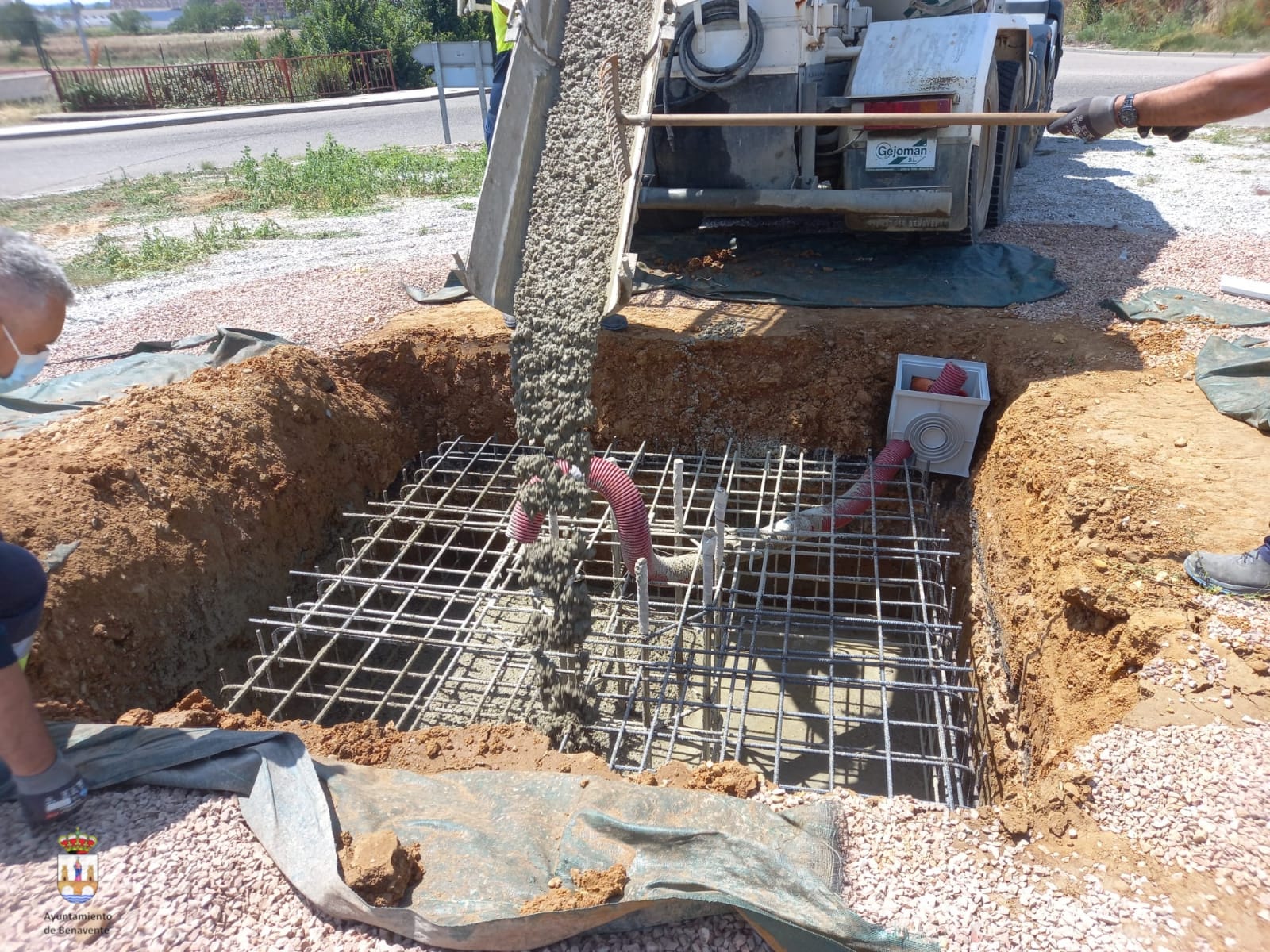 Operarios realizando la obra. Foto Cedida por el Ayuntamiento de Benavente