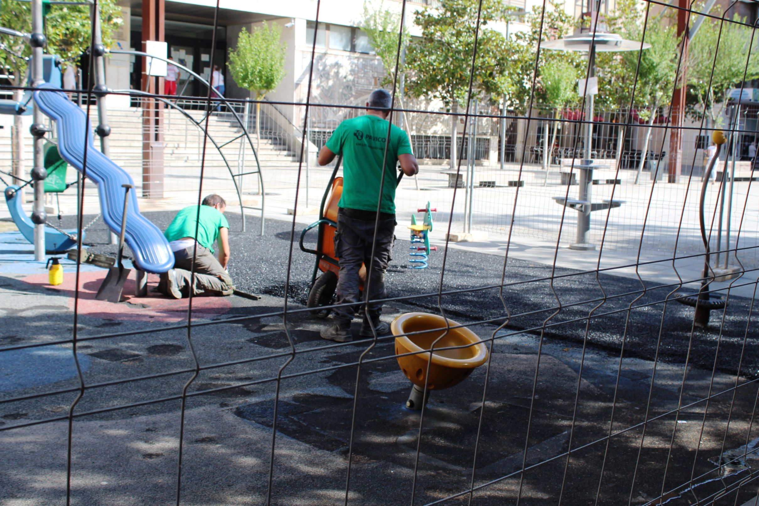 Renovación del suelo de caucho en el parque de la Plaza de Hacienda