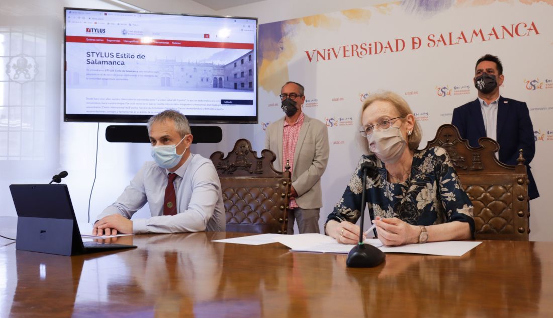 Ricardo Rivero, rector de la Universidad de Salamanca y Nieves Sánchez, directora del Centro Internacional del Español; detrás Luis Barrio Herrero, director del Servicio de Actividades Culturales y José Luis Herrero, director de Cursos Internacionales