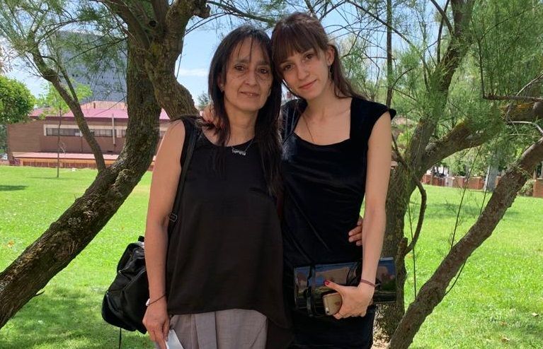 Ángela González Ramos junto a su madre en la graduación