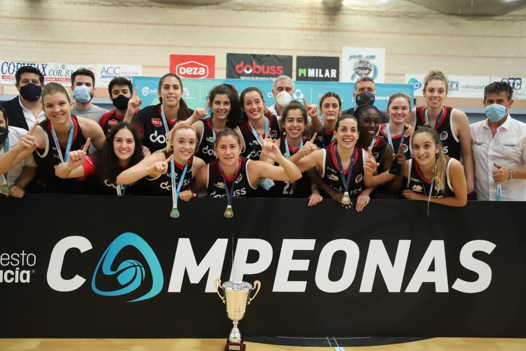 Las jugadoras celebran el ascenso.