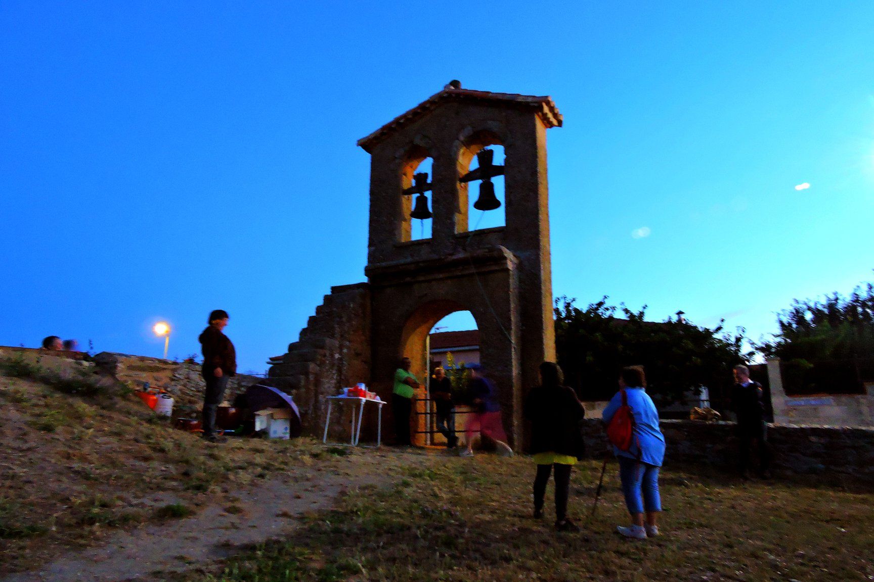 Peregrinos bajo la luz de la luna