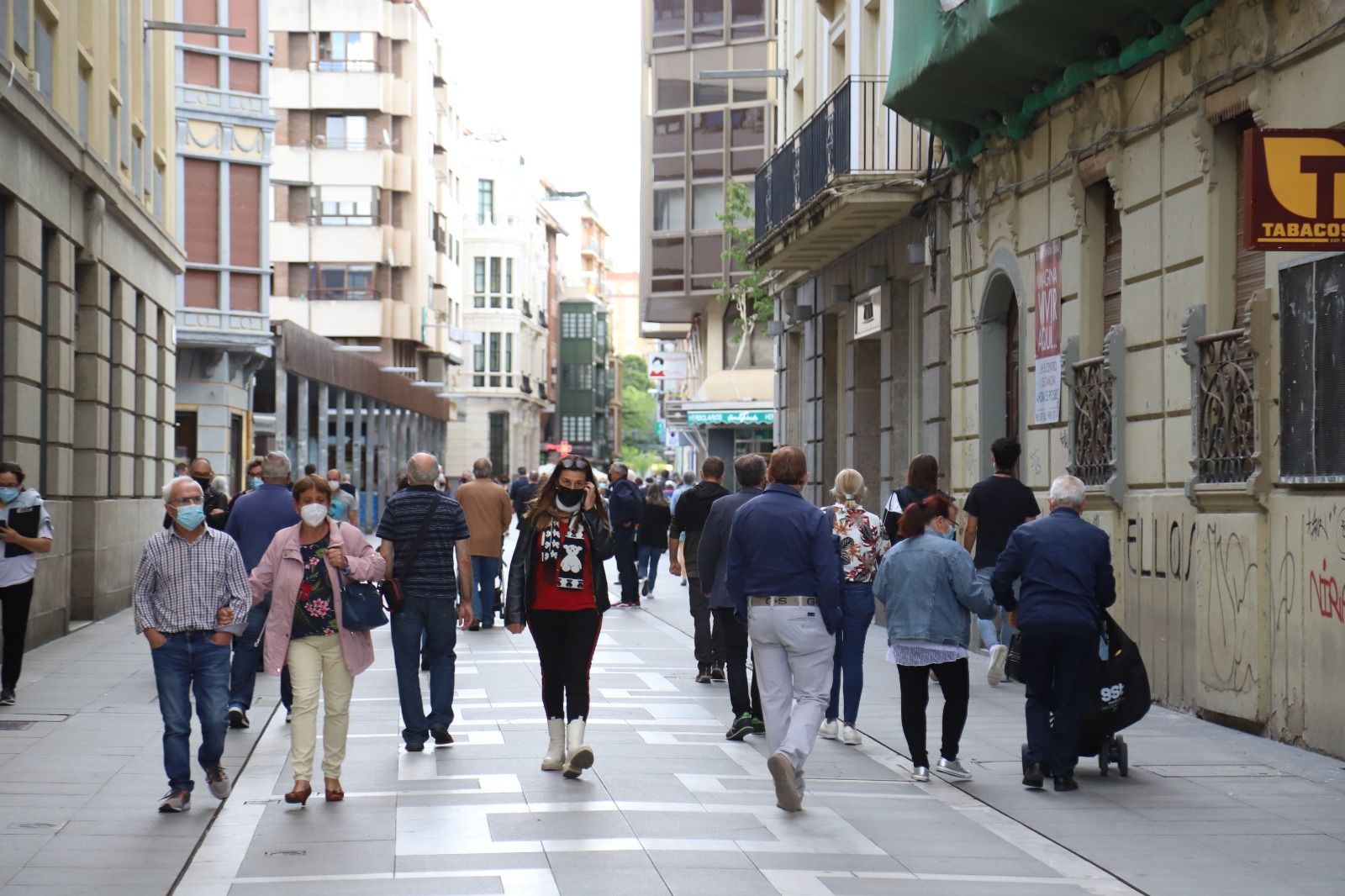 Ciudadanos pasean por Santa Clara