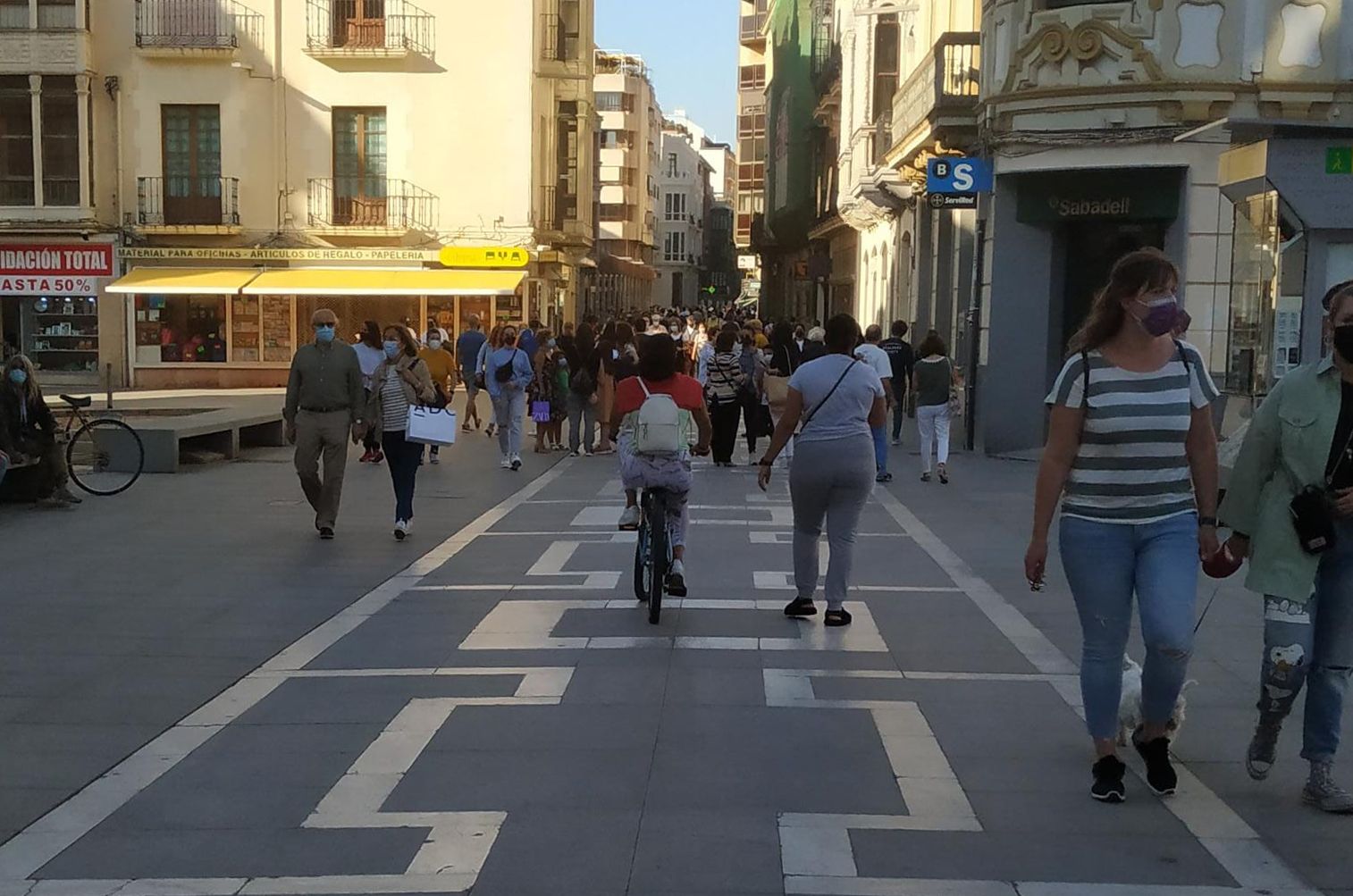 Ciudadanos pasean por Santa Clara con mascarilla