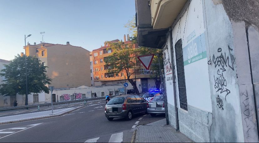 El coche patrulla intercepta al conductor