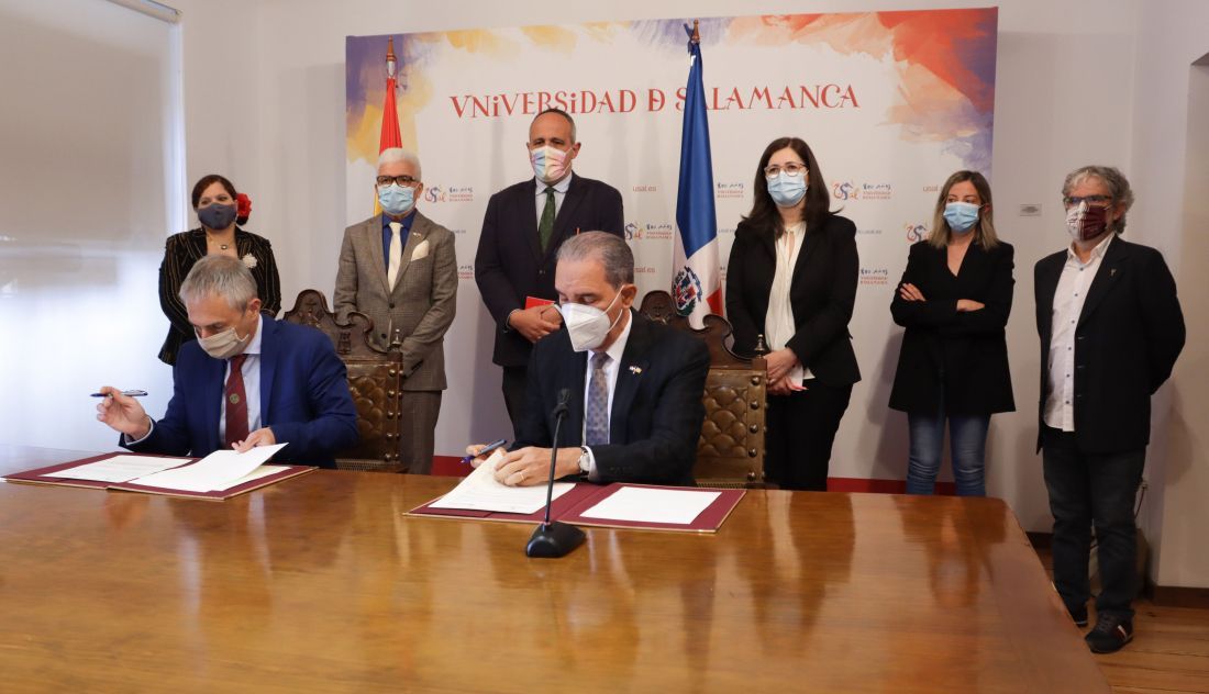 momento de la firma del convenio de colaboracion de la usal con el ministerio ministro de educacion superior ciencia y tecnologia de republica dominicana foto usal 11 1100x632