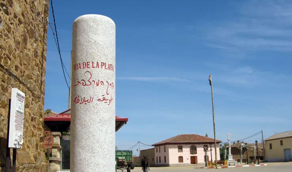 Plaza de Villabrázaro en la vía a San Román 