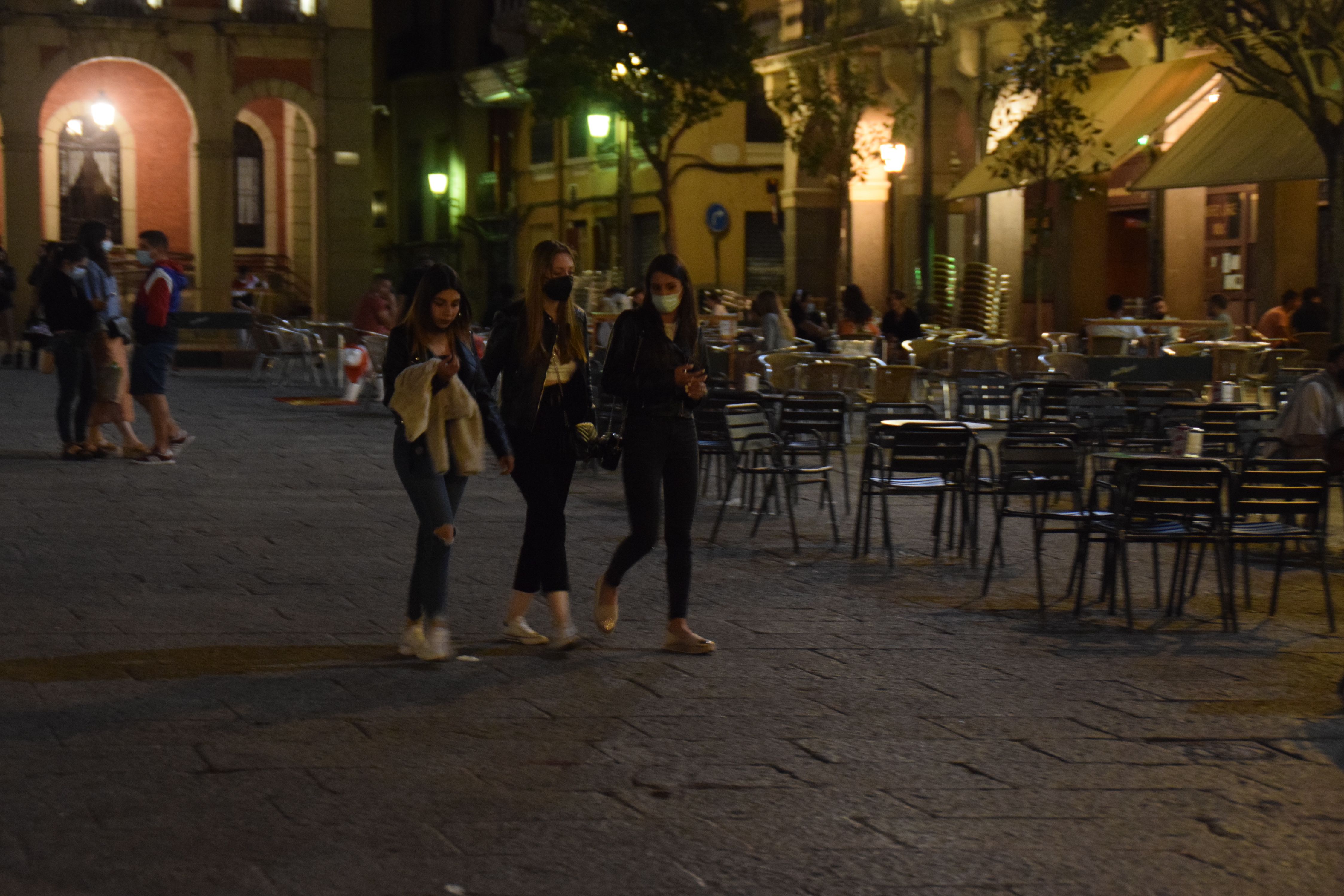 Un grupo de jóvenes pasea por la capital