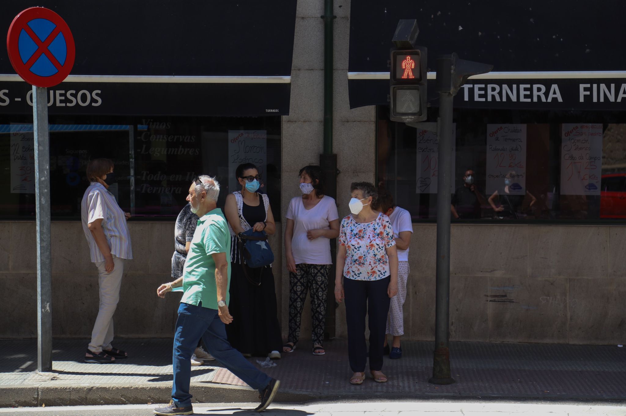 Los zamoranos esperan en un paso de cebra