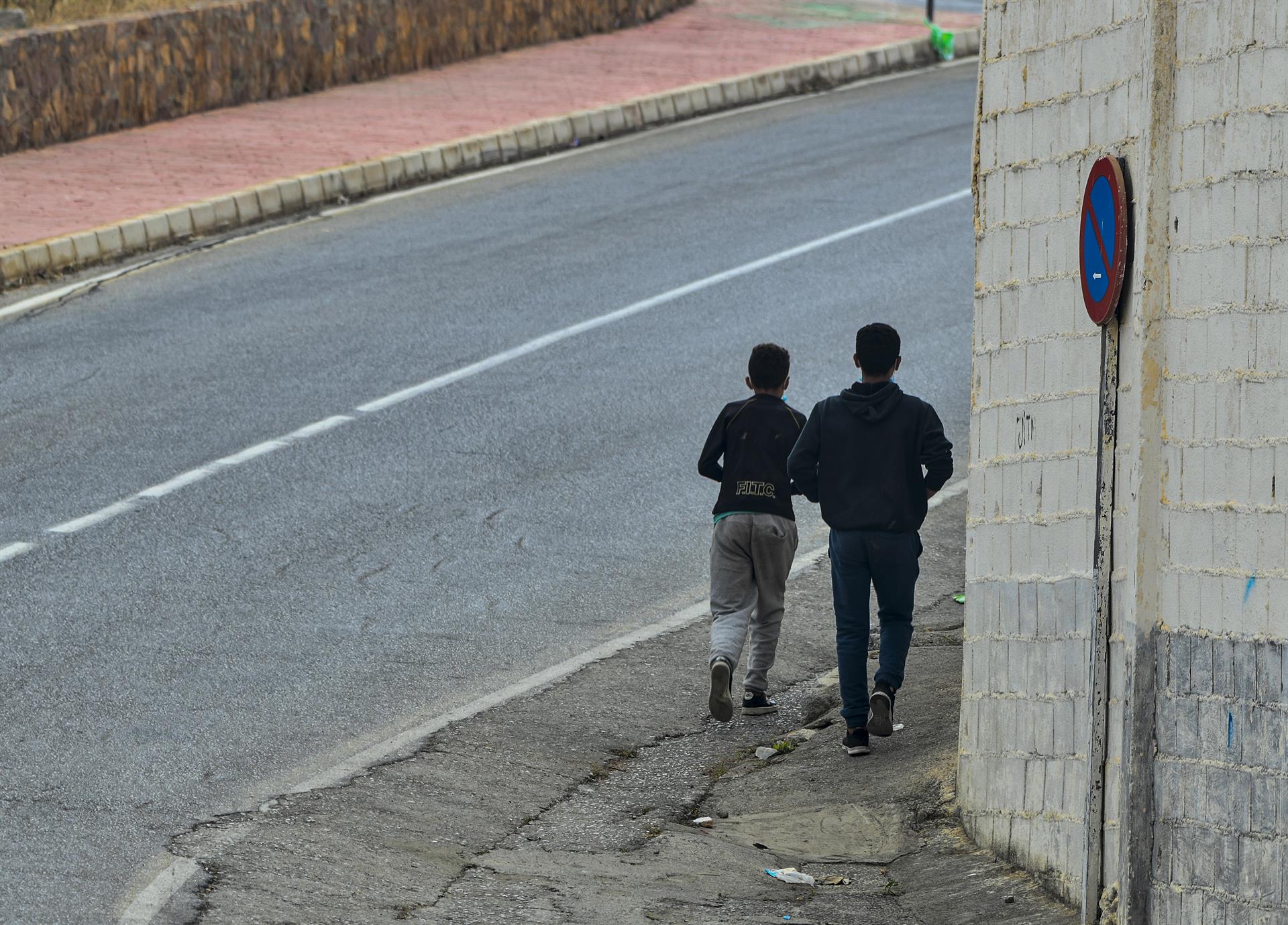 Dos migrantes en las calles de Ceuta. EP