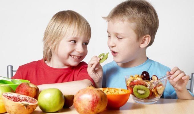 Niños con alimentos saludables