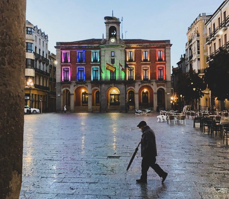 Fachada del Ayuntamiento de Zamora con la bandera arco iris. Archivo.