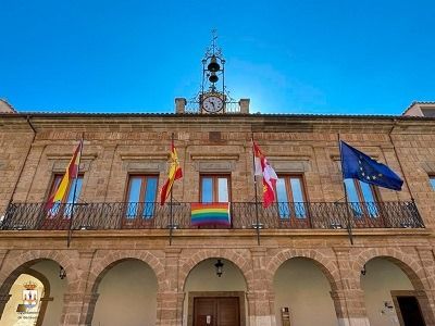 Bandera arcoiris en el Ayuntamiento de Benavente