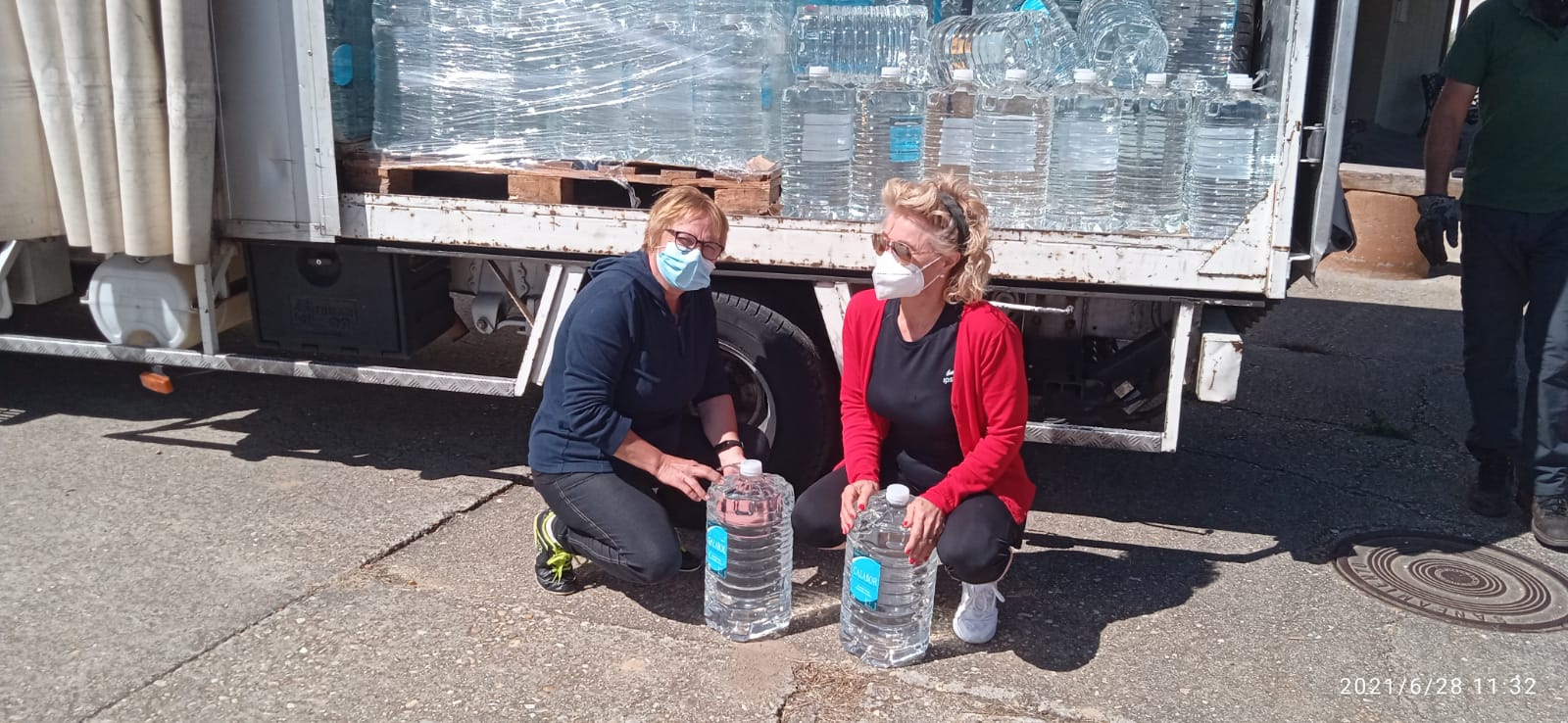 Los vecinos de Bercianos de Valverde reciben agua embotellada