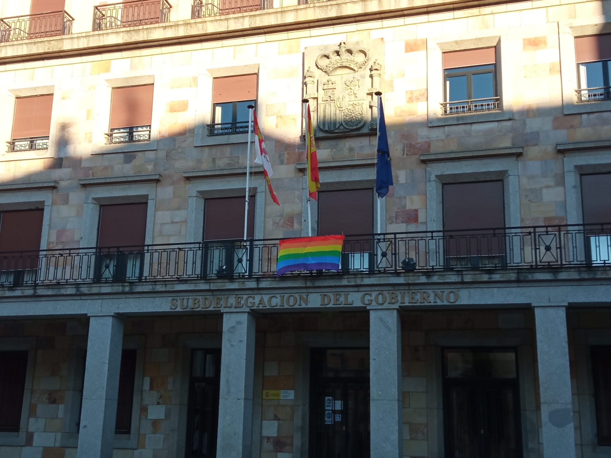 Bandera LGTBI en la Subdelegación del Gobierno 