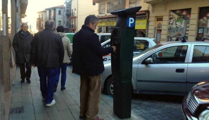 Usuario utiliza un parquimetro de la zona centro