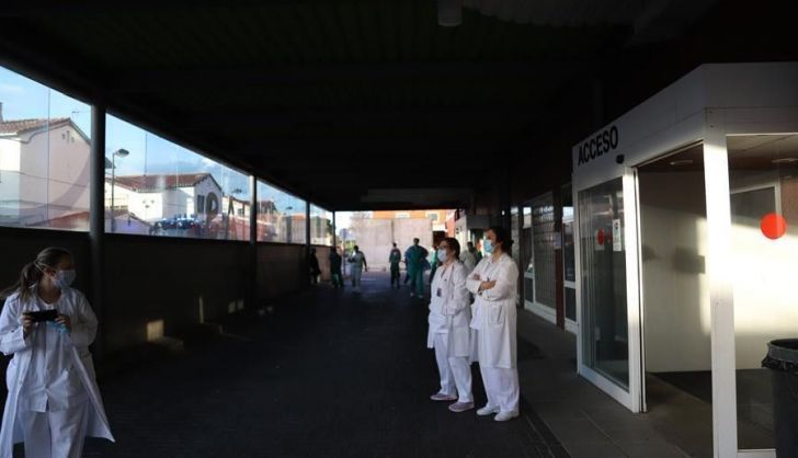 Sanitarios a las puertas de Virgen de la Concha 