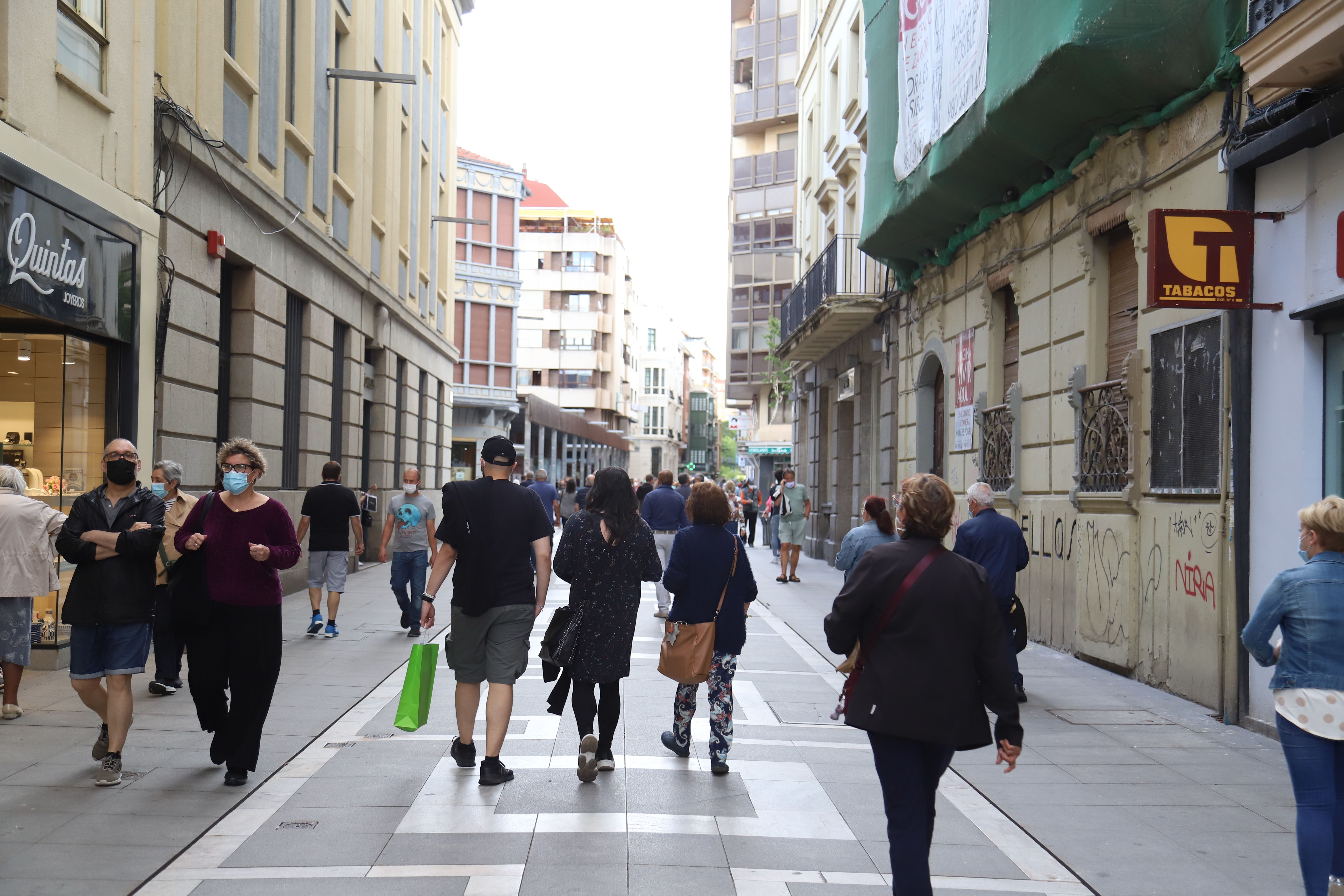 Ciudadanos paseando por Santa Clara