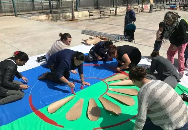 Mujeres gitanas pintando la bandera del Pueblo Gitano  Archivo EP