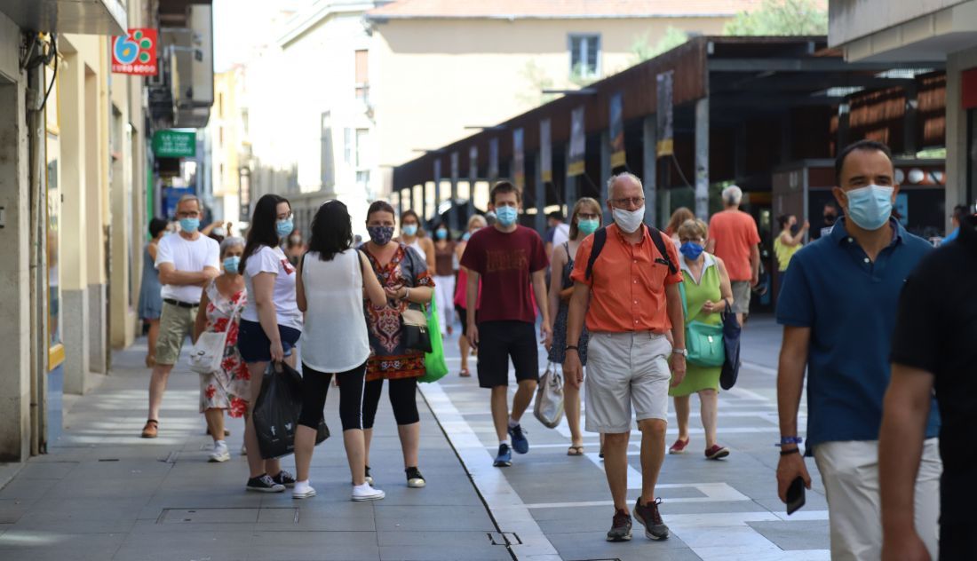 Varias personas caminan por la calle Santa Clara