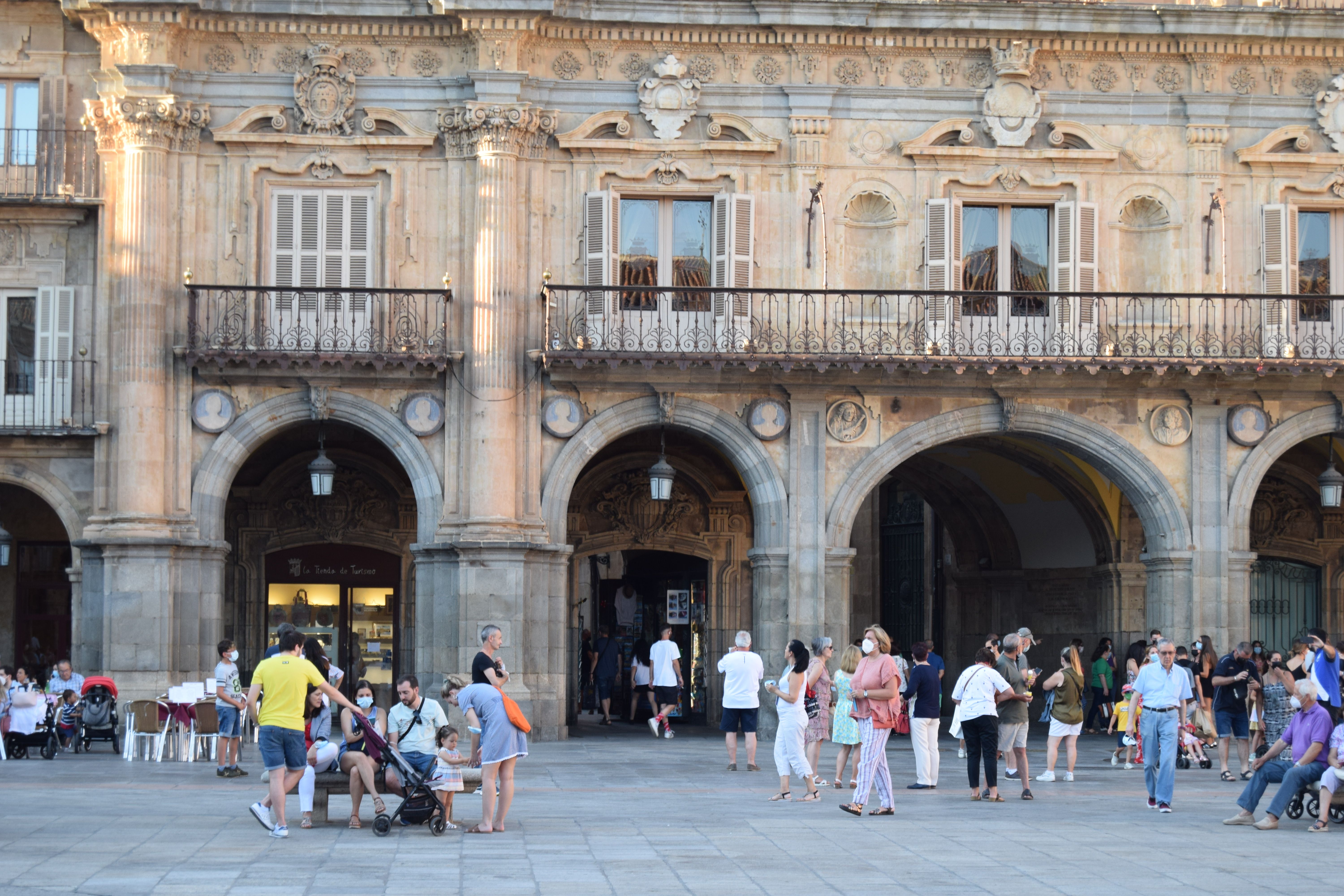 Personas en la Plaza Mayor de Salamanca