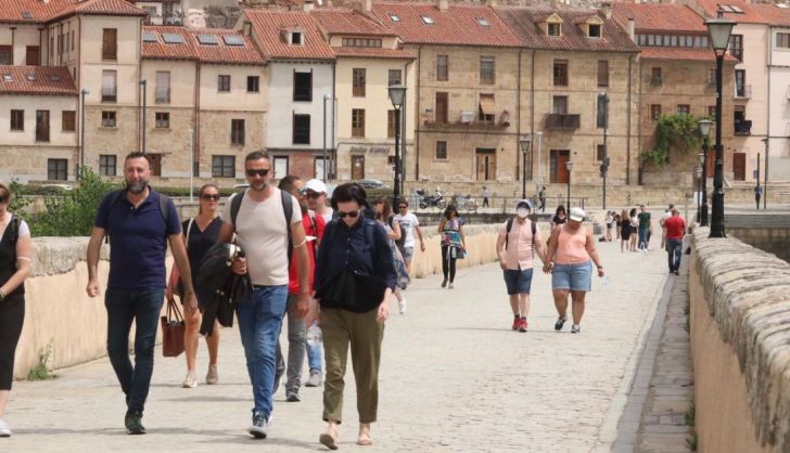 Gente paseando por Salamanca