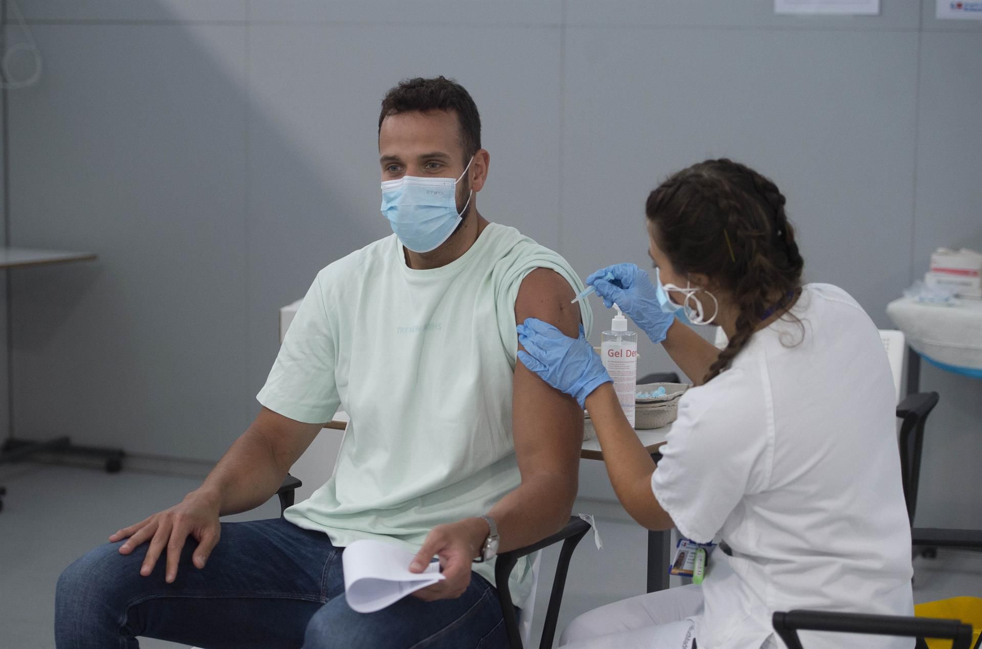 Un joven recibe la vacuna Pfizer  EP