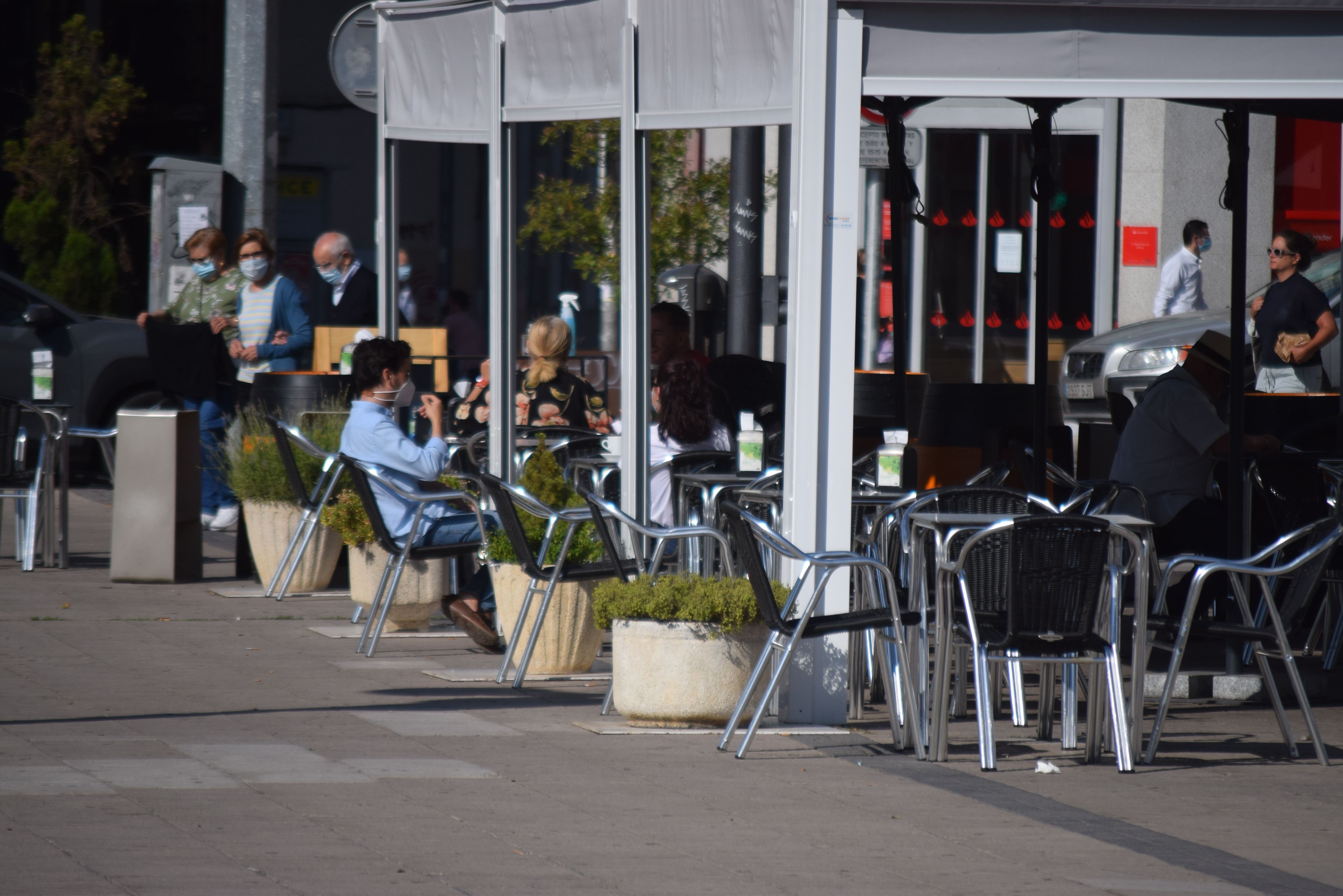 Un grupo de zamoranos disfruta de una terraza en Zamora