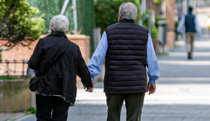 Pareja de personas mayores. Archivo.