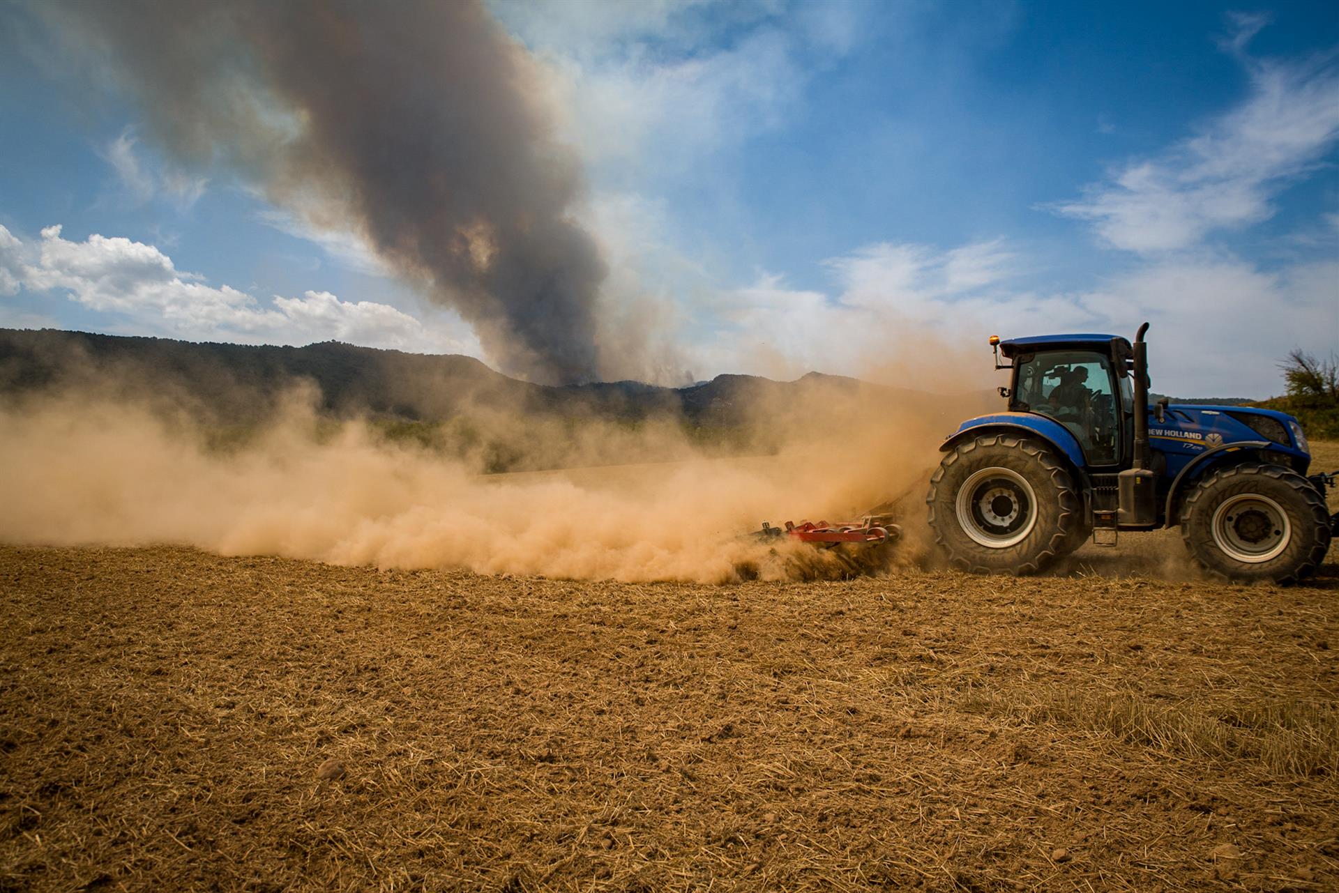 Un agricultor trabaja con su tractor. EP