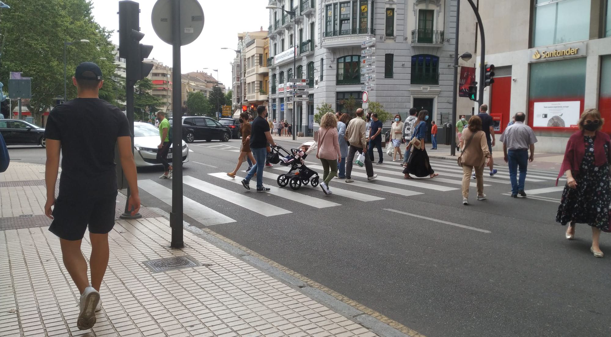 Ciudadanos pasean por Zamora 