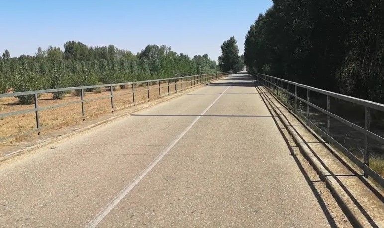 El río Órbigo a su paso por el puente entre Fresno y Pobladura