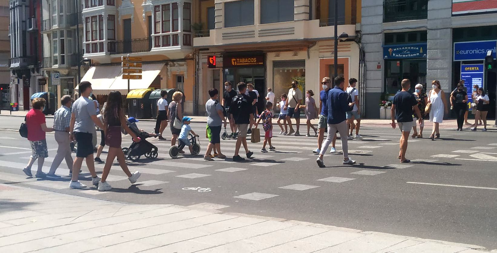 Ciudadanos pasean por Zamora este miércoles (1)