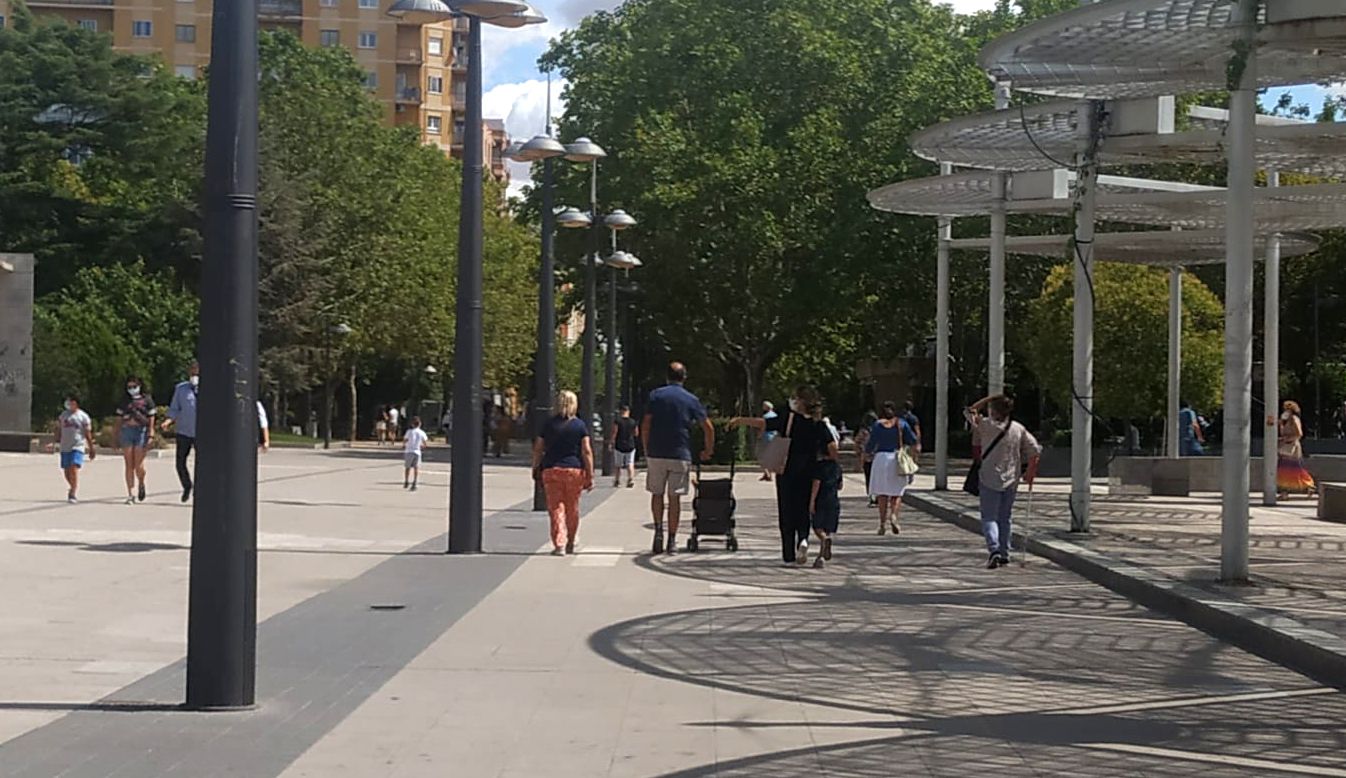 Ciudadanos pasean por Zamora este miércoles