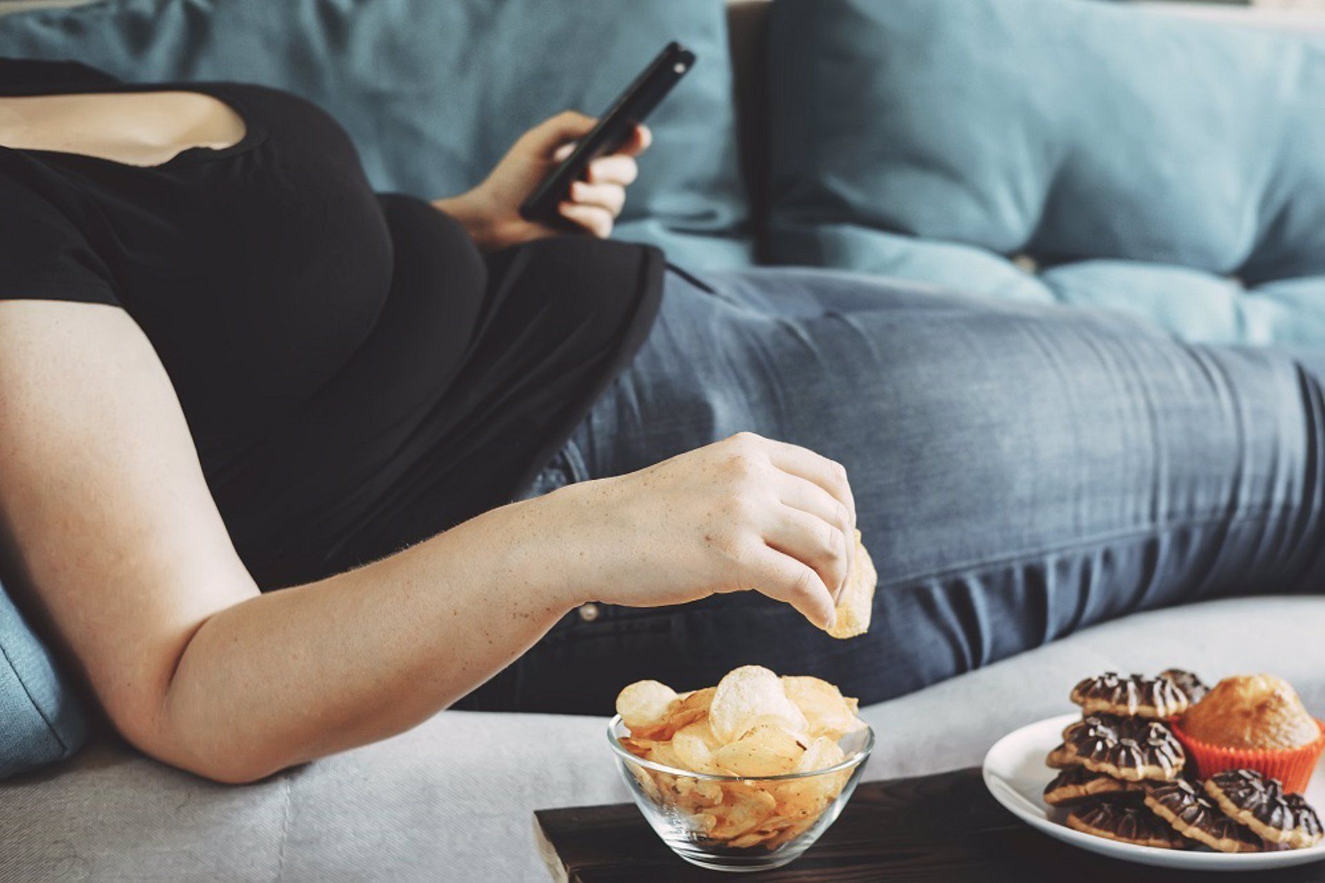 Una mujer toma un aperitivo