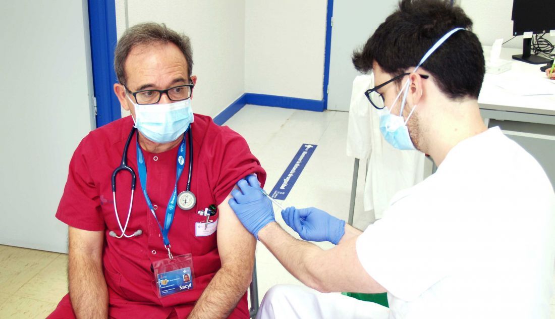 Rafael Borras, jefe del servicio de Urgencias del Hospital de Salamanca, en el momento que recibió la primera dosis de la vacuna