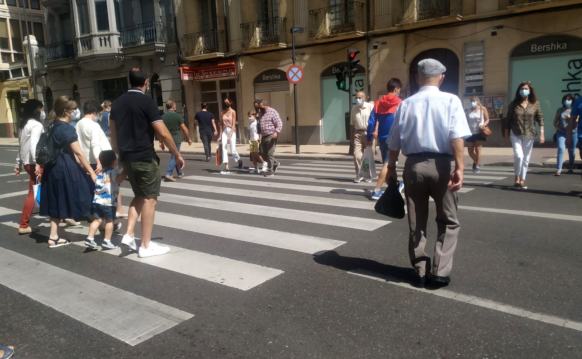 Ciudadanos pasean por Zamora este sábado (2)