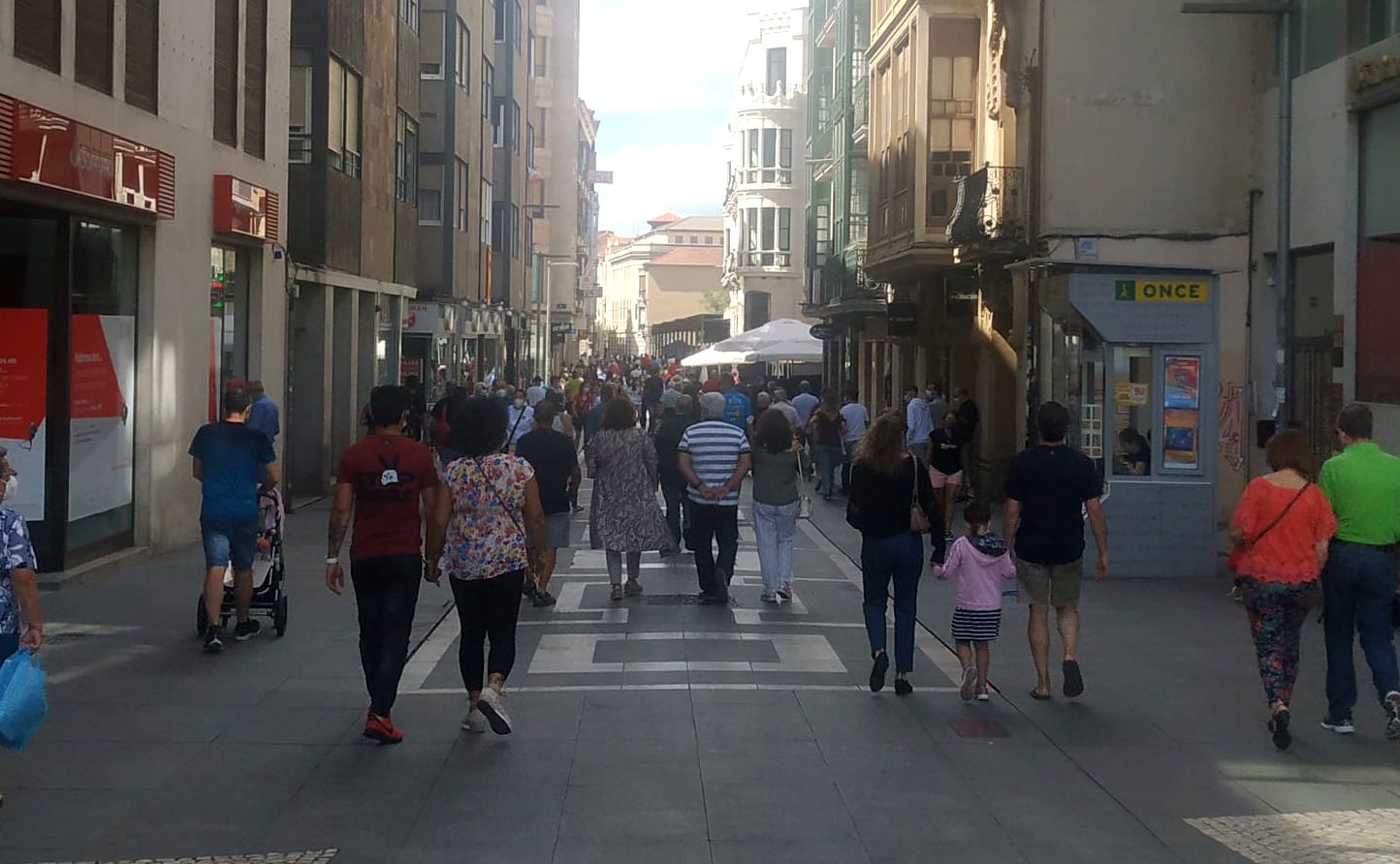 Ciudadanos pasean por Zamora. Archivo