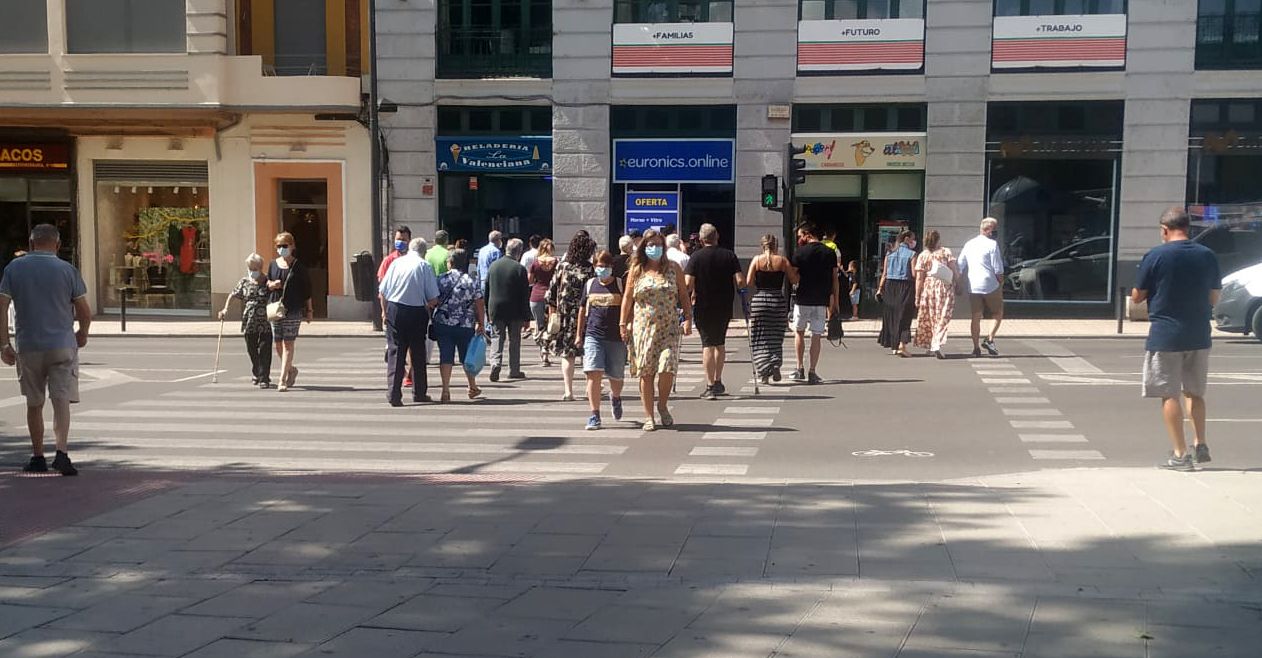 Ciudadanos pasean por Zamora este sábado (4)