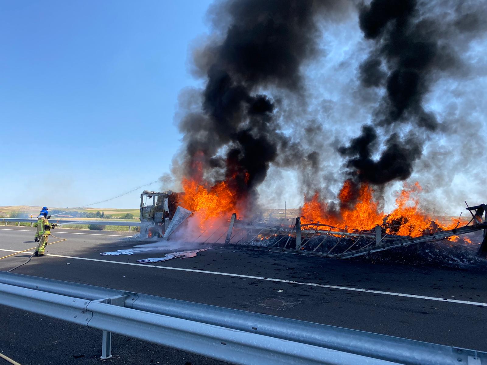 Incendio de un camión en la A 62 (1)