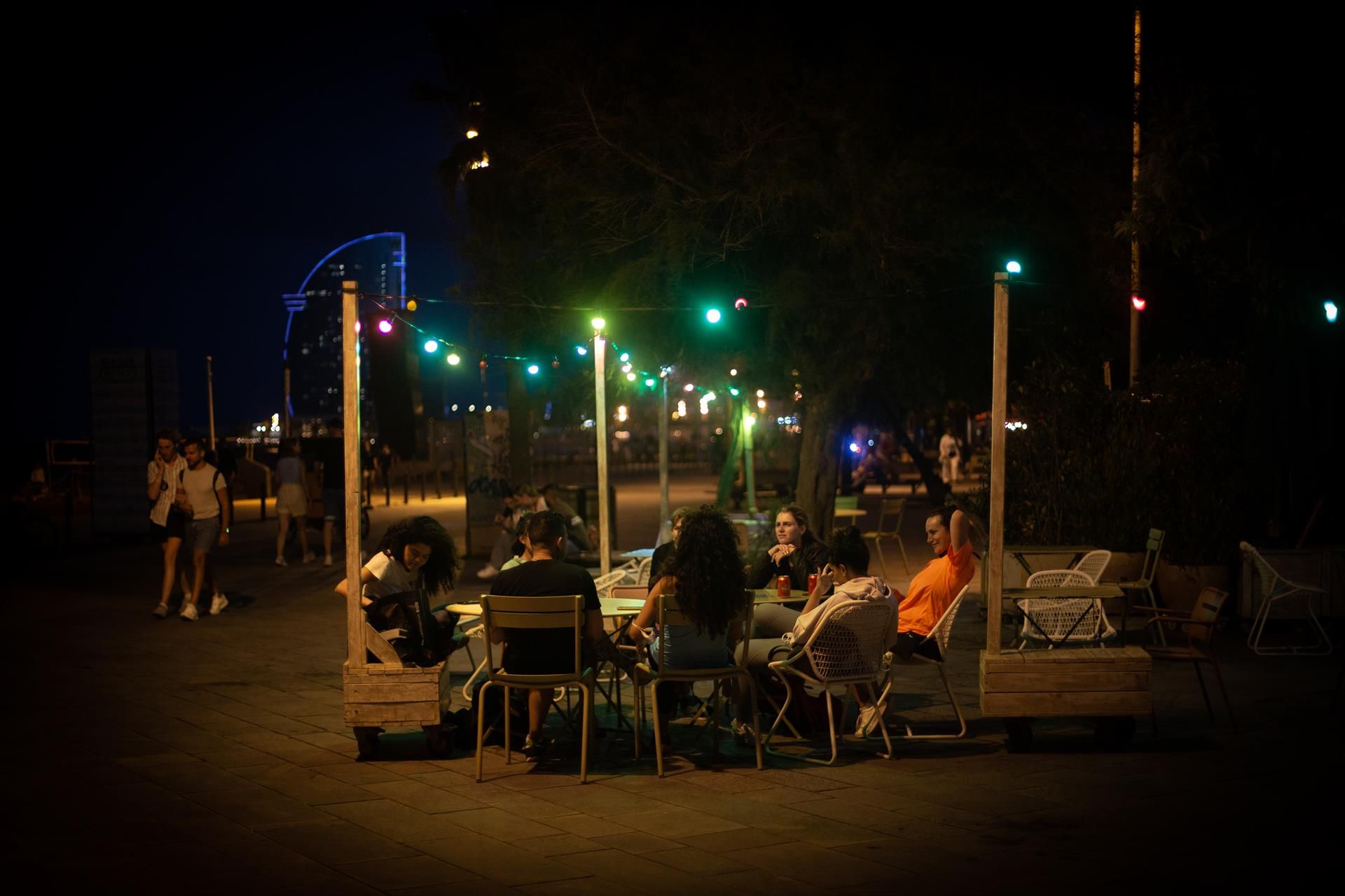 Varias personas en la terraza de un bar