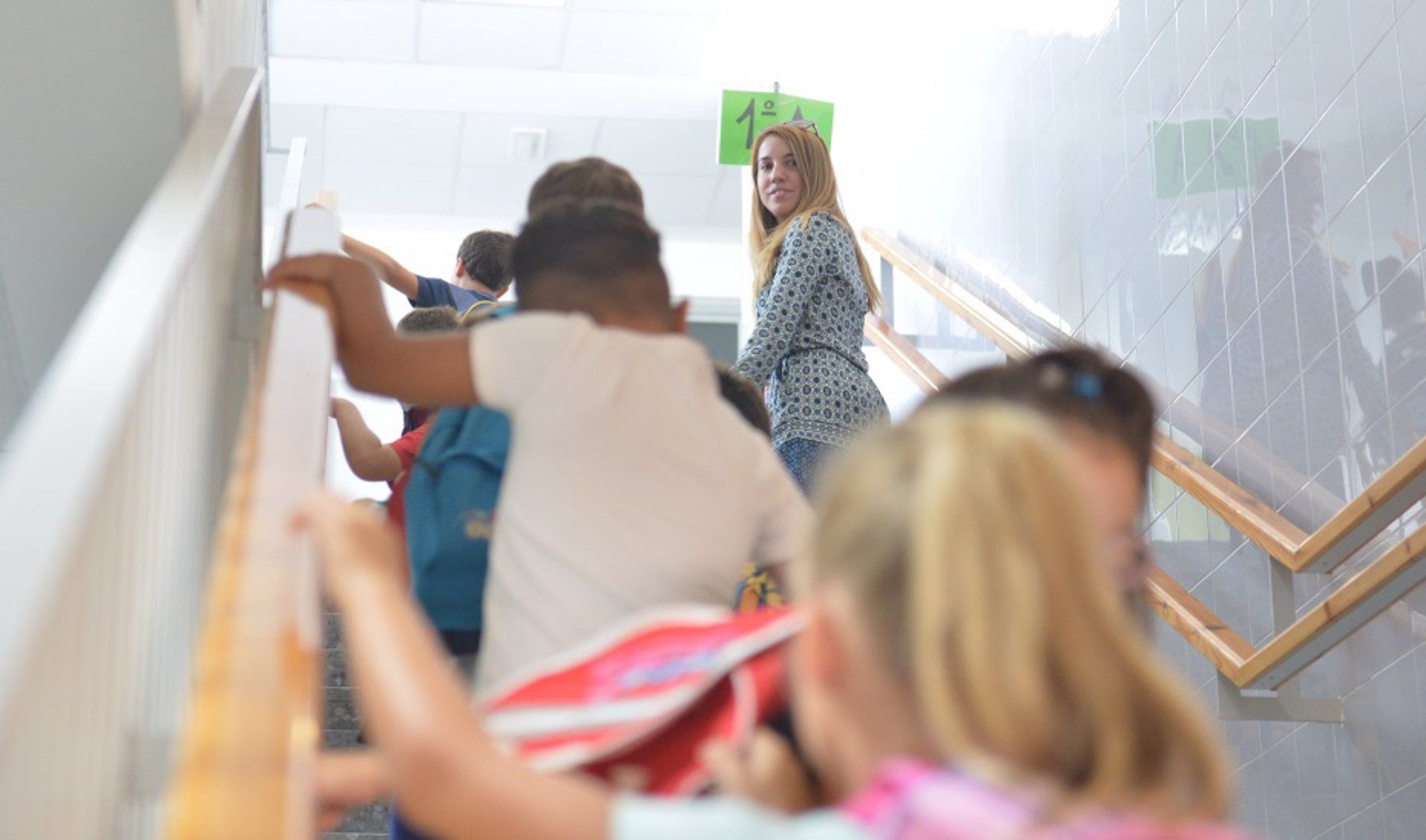 Niños de Primaria se dirigen a su aula en un centro escolar. Archivo.