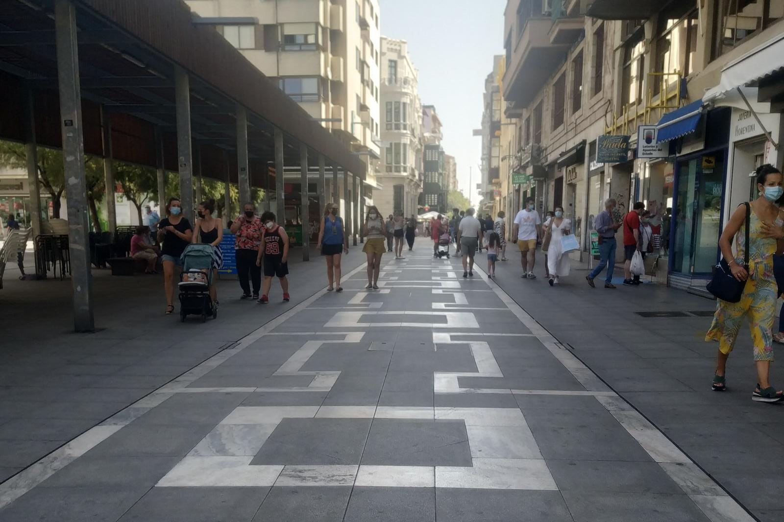 Ciudadanos pasean por Santa Clara este jueves (2)