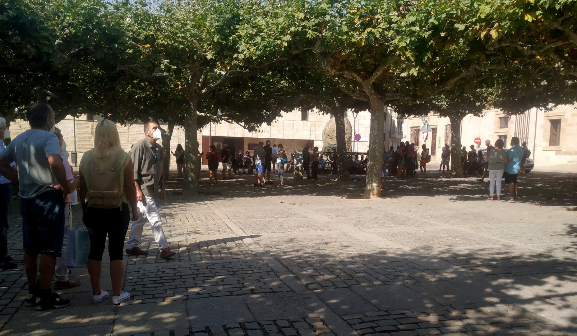 Turistas y ciudadanos en la Plaza de Viriato.Archivo