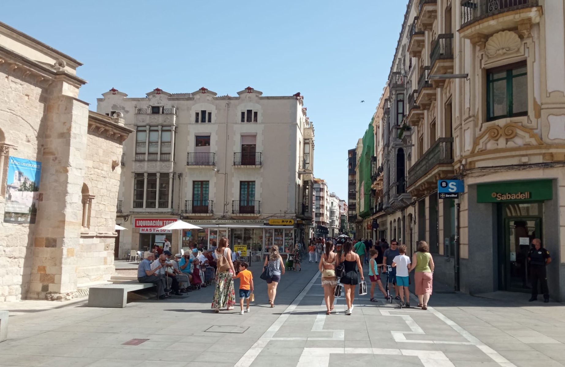 Ciudadanos pasean por Zamora 