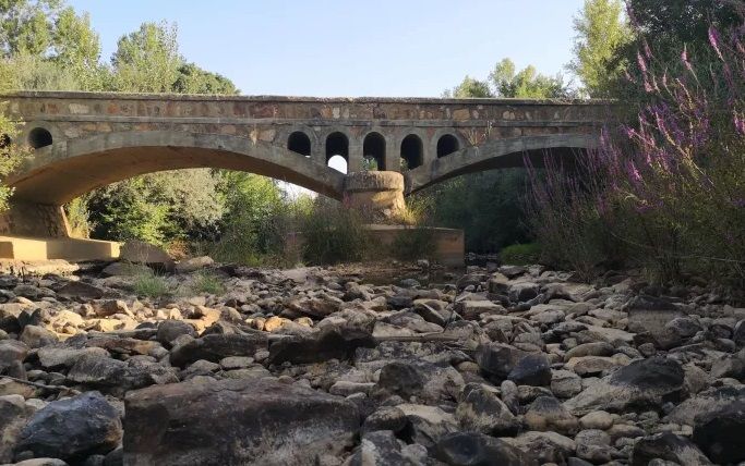 El Eria enseña ya su lecho pedregoso a su entrada en territorio zamorano. Fotos: M. A. Casquero.